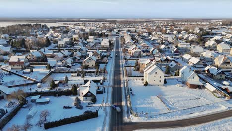 Dorf-Im-Winter-Mit-Kleinen,-Schneebedeckten-Häusern