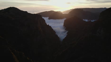 Drone-Volando-Sobre-Las-Nubes-Al-Atardecer-En-Pico-Do-Arieiro,-Madeira-A-Través-De-Montañas