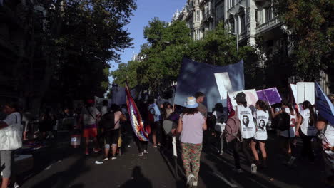 Zeitlupe-Des-Argentinischen-Straßenprotestes:-Menschen-Marschieren-Mit-Fahnen,-Plakaten,-Schildern-Und-Che-Guevara-Drucken,-Um-Die-Indigene-Bevölkerung-Zu-Repräsentieren