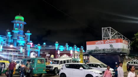 Vista-Nocturna-De-La-Estación-De-Tren-De-Lucknow-Y-Tomada-Desde-El-Stand-De-Automóviles-Y-El-área-De-Estacionamiento.