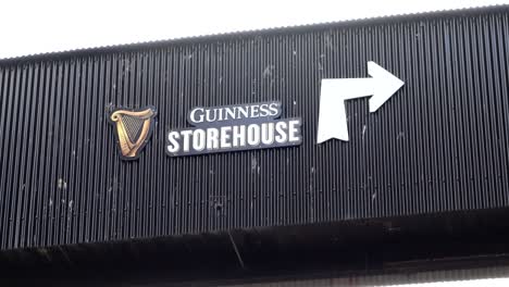 La-Flecha-Indica-La-Entrada-Al-Almacén-De-Guinness-En-Dublín,-Irlanda