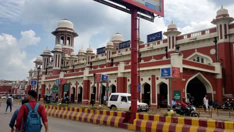 Bahnhof-Lucknow,-Stadt-Nawabs,-Schönes-Wetter-Am-Morgen,-Klicken-Sie-Auf-Lucknow,-Uttar-Pradesh,-Indien