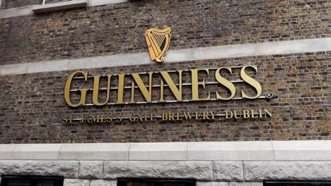 Gente-Entrando-Al-Almacén-De-Guinness-A-Través-De-St-James&#39;s-Gate,-Dublín
