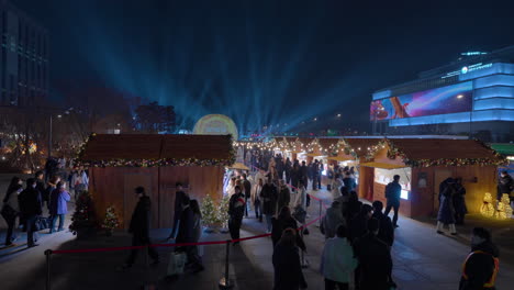Reisende-Gehen-Nachts-Auf-Dem-Gwanghwamun-Platz-Spazieren-Und-Kaufen-An-Weihnachtsmarktständen-2023-Geschenke-Ein