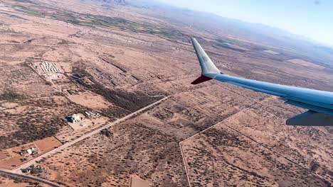 Aufnahme-Der-Sonora-Wüste-Durch-Ein-Flugzeugfenster-In-Der-Nähe-Von-Hermosillo,-Mexiko