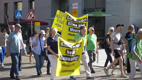 Fridays-For-Future-FFF-Protest-Mit-Jungen-Und-älteren-Aktivisten,-Die-Gemeinsam-Auf-Den-Straßen-Gegen-Den-Klimawandel-Und-Für-Grüne-Energie-Und-Nachhaltigkeit-In-Stuttgart,-Deutschland,-Marschieren