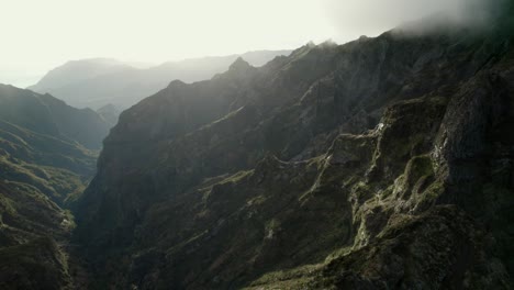 Drones-Volando-En-Las-Montañas-De-Madeira-Entre-Rocas-Escarpadas-Y-Escarpadas-Y-Crestas-Brumosas-Durante-El-Amanecer