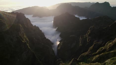 Drohne-Fliegt-Durch-Schroffe-Berge-Im-Sonnenuntergang-Am-Pico-Do-Arieiro,-Madeira