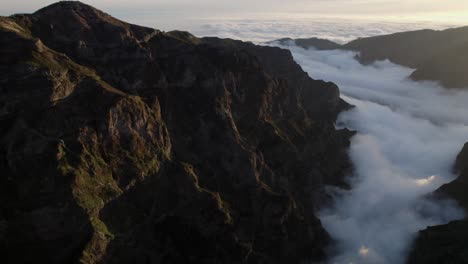 Drones-Volando-A-Través-De-Montañas-Escarpadas-Al-Atardecer-En-Pico-Do-Arieiro,-Madeira