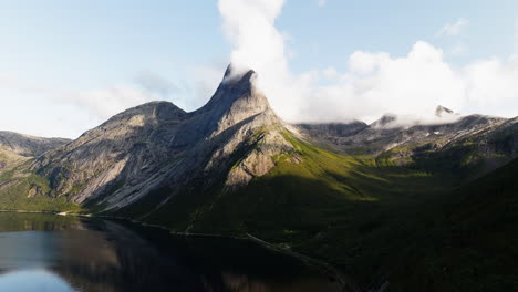 Der-Berg-Stetind-Und-Die-Großartigkeit-Der-Norwegischen-Wildnis