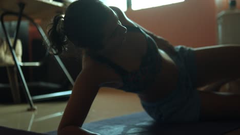 Schöne-Indische-Frau,-Die-Yoga-Übungen-Im-Wohnzimmer-Macht