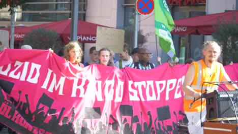 Fridays-For-Future-FFF-Protest-Mit-Jugendlichen-Und-älteren-Menschen,-Die-Gemeinsam-Auf-Der-Straße-Gegen-Den-Klimawandel-Und-Für-Grüne-Energie-Und-Nachhaltigkeit-In-Stuttgart,-Deutschland,-Marschieren