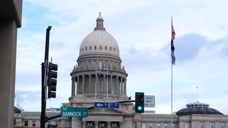 Building-landmark-of-Idaho-State-Capitol-building-with-iconic-dome-in-Boise-City,-Idaho,-USA