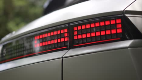 car-taillight,-hyundai-ioniq-5,-auto-electrico-moderno,-sustainable-energy,-green-energy