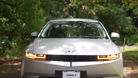 electric-car-headlight,-hyundai-ioniq-5,-auto-electrico-moderno,-sustainable-energy,-green-energy