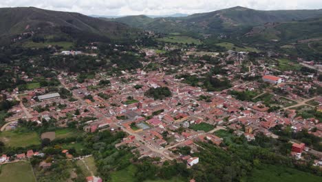 Aerial-orbits-townscape-of-picturesque-mtn-pueblo-Samaipata,-Bolivia