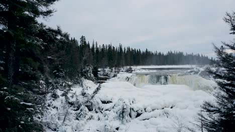 Eine-Langsame-4K-Schwenkaufnahme-Der-Umwelt,-Natur,-Tourismus,-Reisen,-Wahrzeichen,-Gefrorener-Winter,-Pisew-Kwasitchewan-Falls,-Wasserfall,-Provinzpark-In-Der-Nähe-Von-Thompson,-Manitoba,-Nördliche-Arktische-Kanada-Landschaft