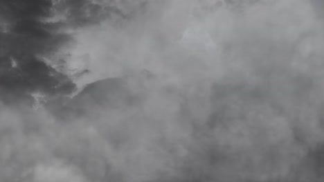 Nubes-De-Tormenta-Con-Relámpagos-4k