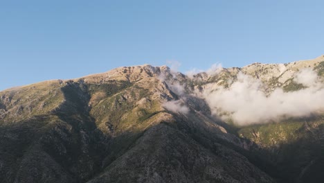 Escarpada-Cordillera-Cuka-Partizan-En-Albania-Durante-El-Día-Del-Cielo-Azul-Con-Sombra