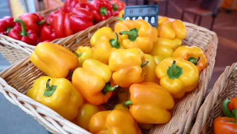 Lokal-Angebaute-Paprika-Werden-Während-Des-Landwirtschaftsfestivals-In-Den-Vereinigten-Arabischen-Emiraten-Präsentiert-Und-Zum-Verkauf-Angeboten