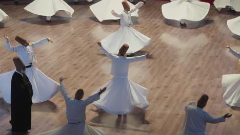 Sufi-wirbelnde-Derwische-Tanzen-In-Konya,-Türkei