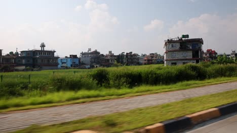 Gebäude-Am-Stadtrand-Von-Kathmandu,-Fahrzeugansicht