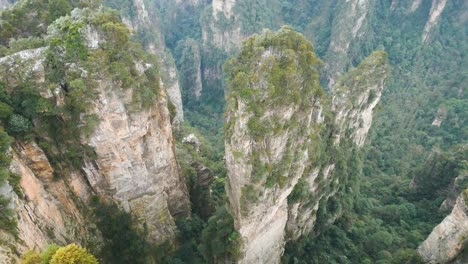 Aerial-unveils-Zhangjiajie-National-Park-in-Wulingyuan,-Hunan,-China,-showcasing-the-renowned-Karst-Mountains,-famously-known-as-the-Avatar-Hallelujah-Mountains