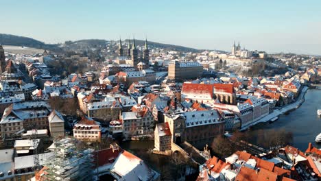 Bamberger-Altstadt-Stadtbild-Drohnenvideo-Mit-Kuppel-Altem-Rathaus-Und-Neuer-Residenz