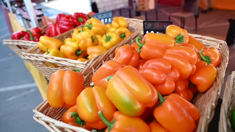 Lokal-Angebaute-Paprika-Werden-Während-Des-Landwirtschaftsfestivals-In-Den-Vereinigten-Arabischen-Emiraten-Präsentiert-Und-Zum-Verkauf-Angeboten