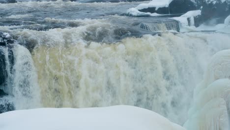Eine-4K-Aufnahme-Mit-Hoher-Bildrate-Der-Umwelt,-Natur,-Tourismus,-Reisen,-Wahrzeichen,-Gefrorener-Winter,-Pisew-Kwasitchewan-Falls,-Wasserfall,-Provinzpark-In-Der-Nähe-Von-Thompson,-Manitoba,-Nördliche-Arktische-Kanada-Landschaft