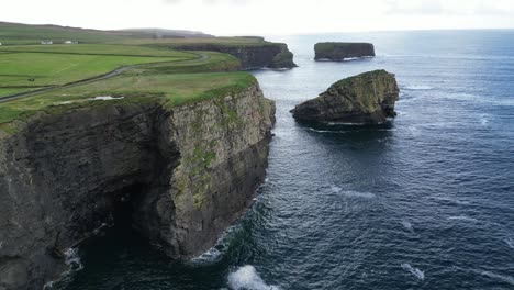 Kilkee-Cliffs-in-Ireland,-with-lush-green-landscapes-and-the-Atlantic-Ocean,-aerial-view