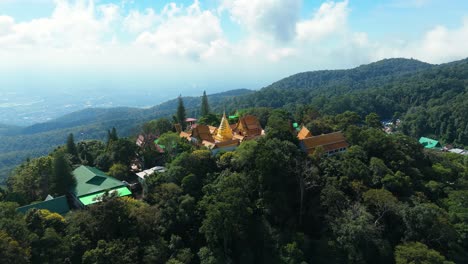 Buddhist-Temple-on-Mountain-Top,-Wat-Phra-That-Doi-Suthep-located-in-the-Dense-Forest-of-Chiang-Mai-Doi-Suthep-Doi-Pui-National-Park