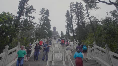 Tian-Tan-Buddha-Haupttreppe,-Während-Touristen-Und-Besucher-An-Einem-Bewölkten-Tag-Auf-Und-Ab-Gehen