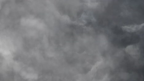 Dunkle-Wolken-Ziehen-Langsam-über-Den-Dunklen-Himmel-Und-Die-Strömungen