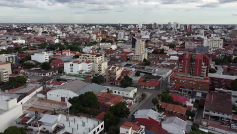 Low-rooftop-flyover-of-large-city,-Santa-Cruz-de-la-Sierra-in-Bolivia