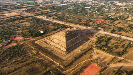 Aerial-view-tilting-away-from-the-Pyramid-of-the-sun,-in-sunny-Teotihuacan,-Mexico