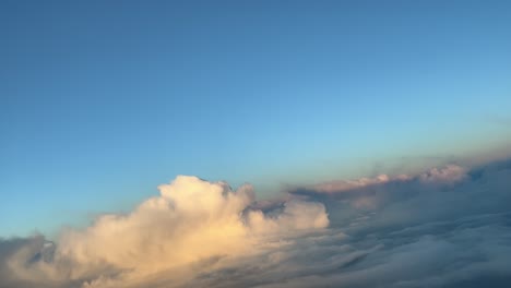 Nubes-De-Color-Dorado-Vistas-Por-Los-Pilotos-En-Un-Vuelo-Real-Justo-Después-Del-Amanecer-Durante-Un-Giro-A-La-Derecha.