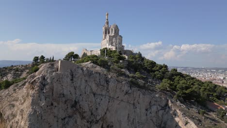 Establishing-Drone-Shot-of-of-Basilica-of-Notre-Dame-of-La-Garde,-Marseille,-France