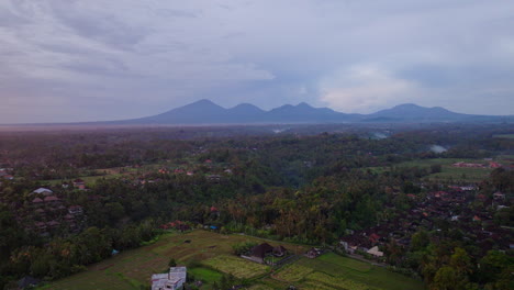 Pueblo-Y-Resort-De-Ubud-Con-Cielo-Nublado-Y-Montaña-Al-Fondo,-Bali-En-Indonesia