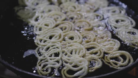 indian-traditional-sweet-jalebi-deep-frying-at-hot-refined-oil