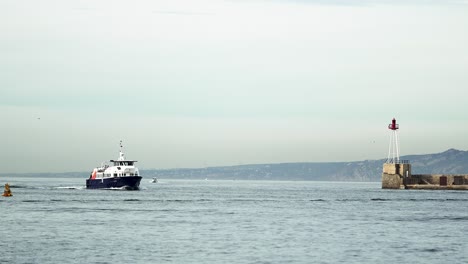 Fährschiff-Fährt-Mit-Leuchtfeuer-In-Den-Hafen-Von-Marseille-In-Frankreich-Ein,-Weite-Sicht-Vom-Schwimmenden-Schiff-Aus
