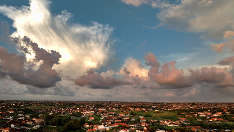 Timelapse-De-Hiperlapso-Del-Cielo-Del-Atardecer-Con-Nubes-Abstractas-En-Movimiento-Sobre-El-Pueblo-Indonesio-De-Canggu,-Bali