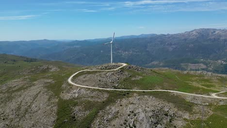 Windkraftanlage-Am-Berg-Gerês,-Die-Die-Erneuerbaren-Energien-Portugals-Nachhaltig-Nutzt