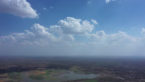 Luftdrohnenansicht,-Viele-Flussfelder-Und-Viele-Große-Felder-Sind-Sichtbar-Und-Die-Atmosphäre-Sieht-Cool-Aus