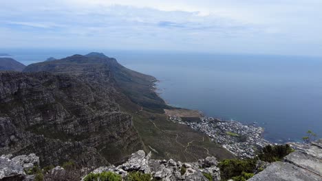 Aussichtspunkt-Auf-Dem-Tafelberg-Mit-Blick-Auf-Camps-Bay-Und-Zwölf-Apostel-In-Kapstadt,-Südafrika
