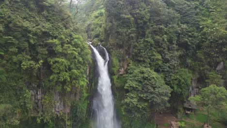 Silikap-Wasserfall-Bei-Penapan-Berastagi