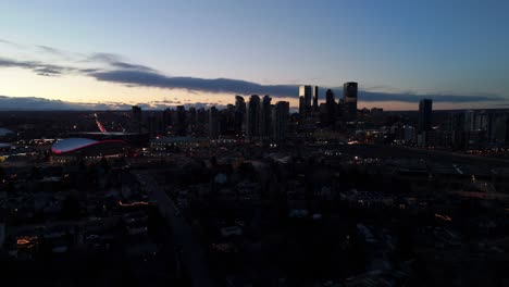 Drohnenflug-Der-Innenstadt-Von-Calgary-Während-Der-Blauen-Stunde