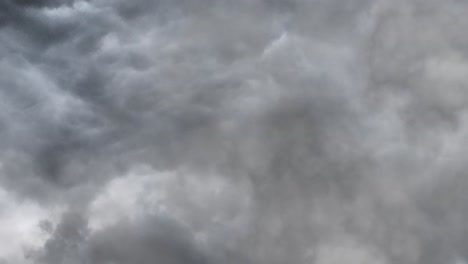 Fondo-De-Oscuras-Y-Ominosas-Nubes-De-Tormenta-Grises