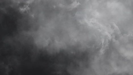 Cielo-Con-Nubes-Oscuras-Y-Tormentas-Eléctricas-4k