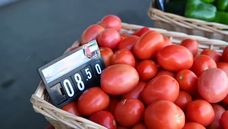 Los-Tomates-Cultivados-Localmente-Se-Ofrecen-A-La-Venta-En-El-Festival-De-Agricultura-En-Los-Emiratos-Árabes-Unidos.